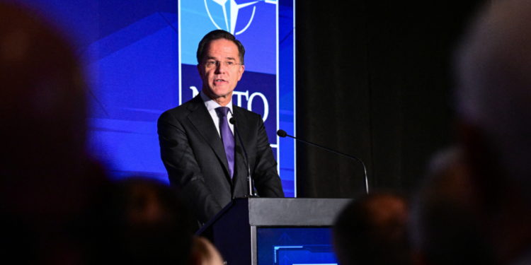 «Η Ρωσία προετοιμάζεται για μακρά σύγκρουση, θέλει να αποσταθεροποιήσει τις κοινωνίες μας» προειδοποίησε ο Ρούτε στο ΝΑΤΟ