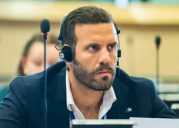 Άφαντος ο Παππάς μετά το ξύλο σε δημοσιογράφο στο Στρασβούργο: Τα τηλεφωνήματα Φάμελλου – Αρβανίτη για διαγραφή και οι ενστάσεις Πολάκη