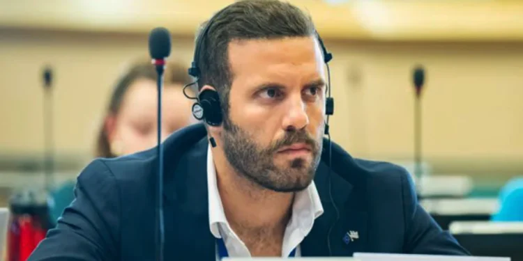 Άφαντος ο Παππάς μετά το ξύλο σε δημοσιογράφο στο Στρασβούργο: Τα τηλεφωνήματα Φάμελλου – Αρβανίτη για διαγραφή και οι ενστάσεις Πολάκη