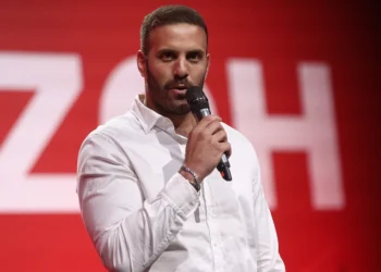 Άγριο επεισόδιο στο Στρασβούργο, ο ευρωβουλευτής Νίκος Παππάς χτύπησε τον δημοσιογράφο Νίκο Γιαννόπουλο – Διαγράφεται από τον ΣΥΡΙΖΑ