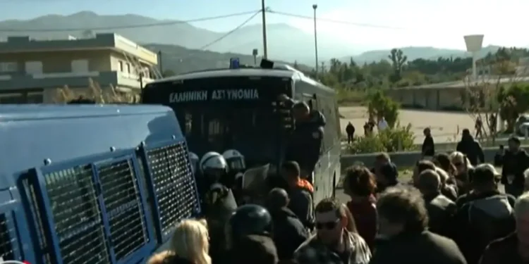 Επεισόδια στη Γέφυρα Ρίου – Αντιρρίου: Η ΕΛΑΣ μπλόκαρε τα τρακτέρ, πέρασαν με τα πόδια οι αγρότες, έπεσαν χημικά και κρότου λάμψης