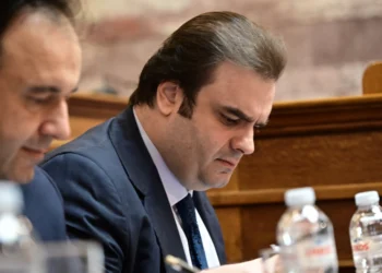 Ο Πιερρακάκης παρουσίασε στη Βουλή το σχέδιο αναδιάρθρωσης των ΕΛΤΑ: Το ταχυδρομείο αλλάζει για να μπορέσει να μείνει παρόν
