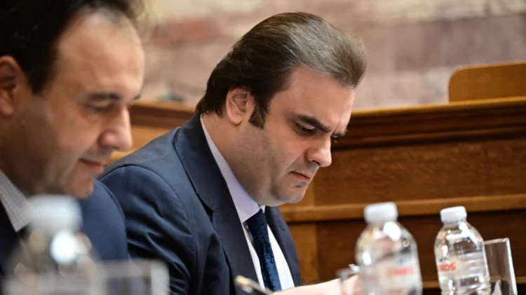 Ο Πιερρακάκης παρουσίασε στη Βουλή το σχέδιο αναδιάρθρωσης των ΕΛΤΑ: Το ταχυδρομείο αλλάζει για να μπορέσει να μείνει παρόν