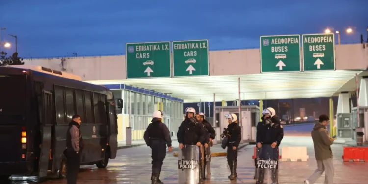 Μπλόκα αγροτών: Έκλεισε επ’ αόριστον για τις νταλίκες το τελωνείο του Προμαχώνα