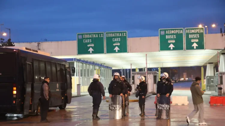 Μπλόκα αγροτών: Έκλεισε επ’ αόριστον για τις νταλίκες το τελωνείο του Προμαχώνα