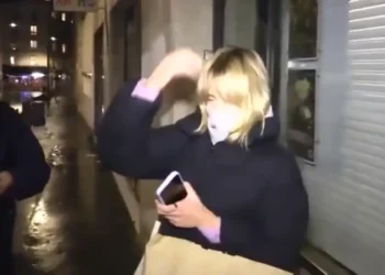 Δημοσιογράφος πέτυχε την κόρη του Πούτιν στο Παρίσι: «Πάρτον τηλέφωνο να σταματήσει τον πόλεμο» της είπε, «δυστυχώς δεν μπορώ να βοηθήσω» του απάντησε