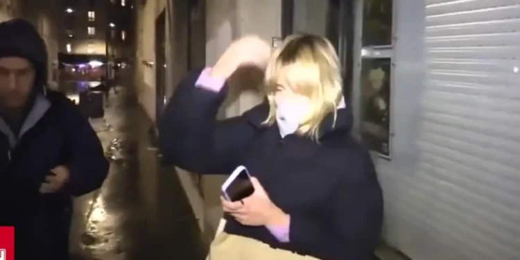 Δημοσιογράφος πέτυχε την κόρη του Πούτιν στο Παρίσι: «Πάρτον τηλέφωνο να σταματήσει τον πόλεμο» της είπε, «δυστυχώς δεν μπορώ να βοηθήσω» του απάντησε