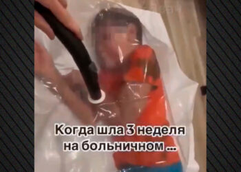 Σάλος στη Ρωσία για μητέρα που έβαλε τον γιο της σε σακούλα και ρούφηξε τον αέρα, «μαμά» φώναζε το παιδί(Βίντεο)