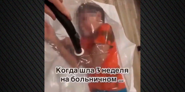 Σάλος στη Ρωσία για μητέρα που έβαλε τον γιο της σε σακούλα και ρούφηξε τον αέρα, «μαμά» φώναζε το παιδί(Βίντεο)