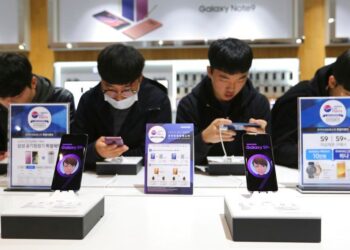 Η φρενίτιδα από το AI προκαλεί κρίση στο εμπόριο: Ξεμένουμε από «φλασάκια», στα ύψη τα smartphones