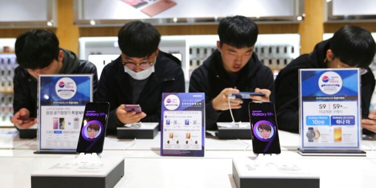 Η φρενίτιδα από το AI προκαλεί κρίση στο εμπόριο: Ξεμένουμε από «φλασάκια», στα ύψη τα smartphones