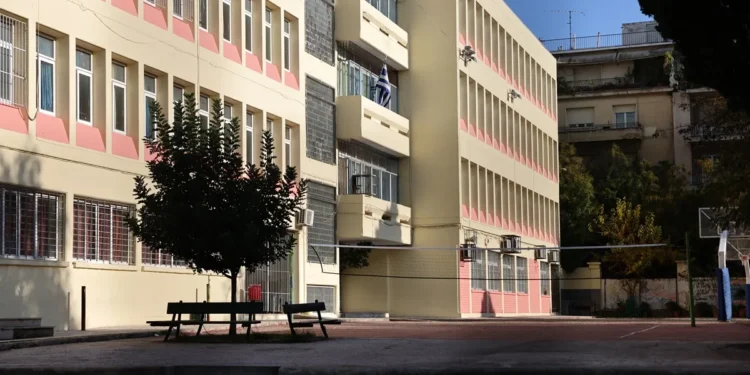 Κυψέλη: Μαθητές κλείδωσαν τους διευθυντές μέσα στο γυμνάσιο όπου η 16χρονη μαχαίρωσε την 14χρονη