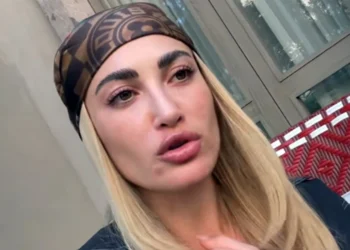 Έξαλλη η Τούνη με τον Αλεξάνδρου: «Το παιδί μας μεγαλώνει με μια Μπαλινέζα – Θα μείνει μόνιμα Θεσσαλονίκη όταν γίνει 4 ετών»