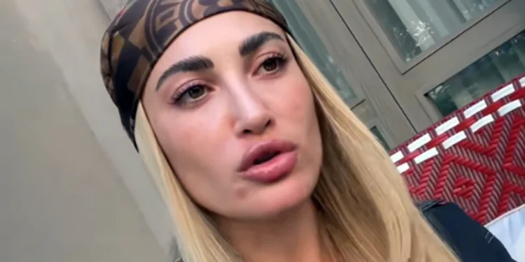 Έξαλλη η Τούνη με τον Αλεξάνδρου: «Το παιδί μας μεγαλώνει με μια Μπαλινέζα – Θα μείνει μόνιμα Θεσσαλονίκη όταν γίνει 4 ετών»