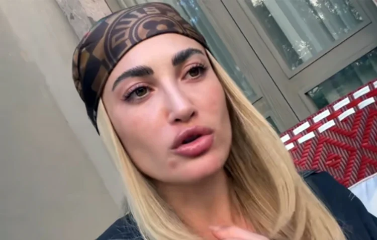 Έξαλλη η Τούνη με τον Αλεξάνδρου: «Το παιδί μας μεγαλώνει με μια Μπαλινέζα – Θα μείνει μόνιμα Θεσσαλονίκη όταν γίνει 4 ετών»