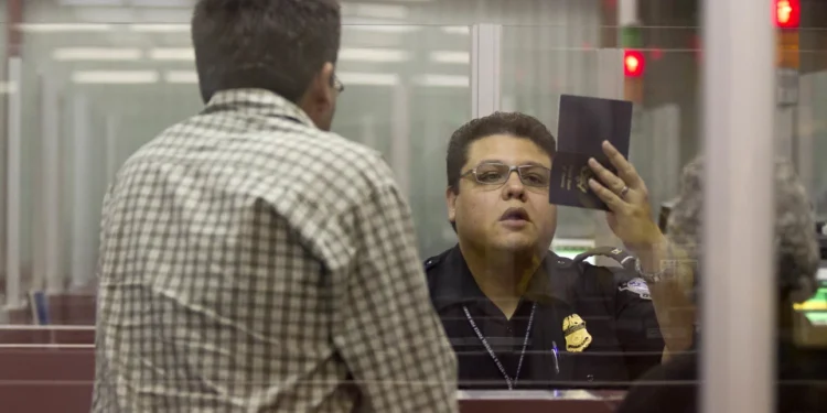 Αυστηροποιεί την είσοδο στις ΗΠΑ ο Τραμπ για τους τουρίστες: Θα ζητά 5ετές ιστορικό των social media τους