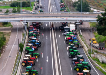 Κορυφώνεται η έξοδος των Χριστουγέννων με τα τρακτέρ στην άκρη των δρόμων