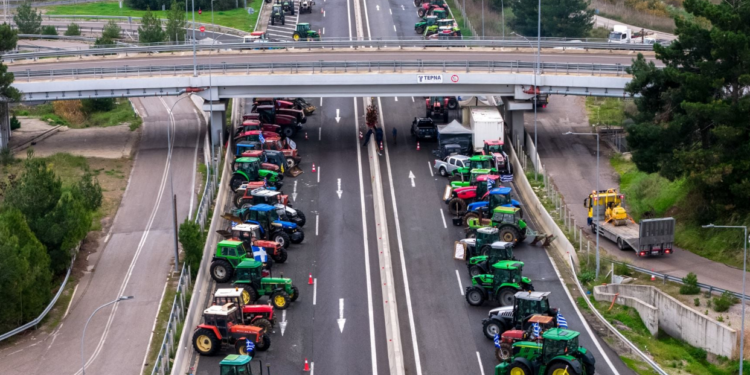 Κορυφώνεται η έξοδος των Χριστουγέννων με τα τρακτέρ στην άκρη των δρόμων