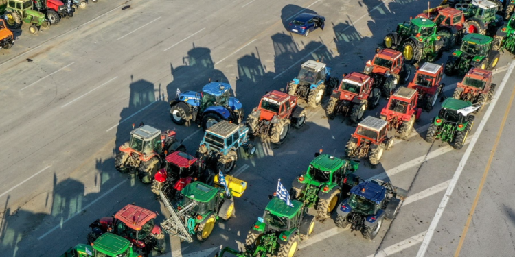 Κορυφώνουν την πίεση οι αγρότες – Αποφασισμένοι να αποκλείσουν το λιμάνι του Βόλου