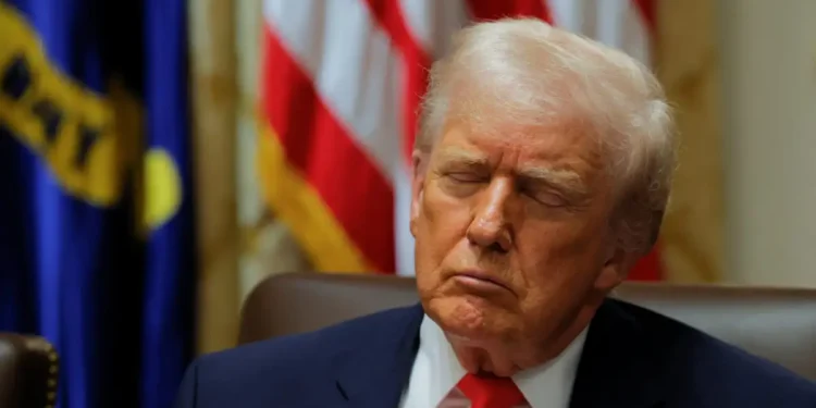 Ο Ντόναλντ Τραμπ «αποκοιμήθηκε» στο υπουργικό συμβούλιο – Τα μάτια του έκλεισαν πολλές φορές