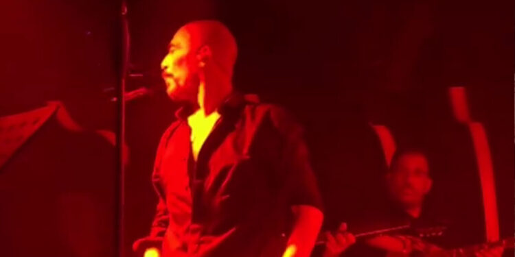 Εκνευρισμένος ο Βαλάντης με τους μουσικούς του, έφτυσε στη σκηνή(Βίντεο)