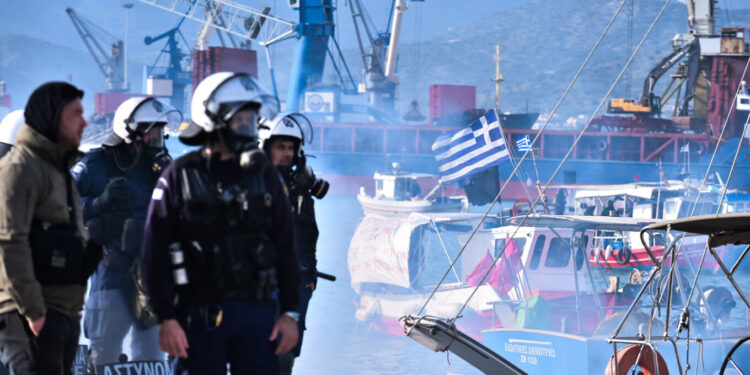 Τελεσίγραφο στους αγρότες του Βόλου να ανοίξουν το λιμάνι μέχρι τις 13:00 μετά από εισαγγελική παρέμβαση(Βίντεο)