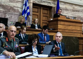 Επεισόδιο στη Βουλή ανάμεσα σε Καιρίδη και Δαβάκη: «Που είναι ο υπουργός; Προσβάλλει την Επιτροπή» – «Είσαι απαράδεκτος»