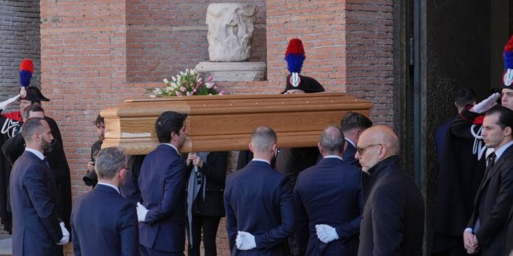 Κηδεία Valentino: Το τελευταίο αντίο στον θρυλικό σχεδιαστή μόδας