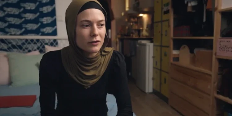 Ολλανδές φοιτήτριες δέχθηκαν να ζήσουν σε δομή με 125 πρόσφυγες για να «βοηθήσουν την ένταξή τους» και έπεσαν θύματα βιασμού