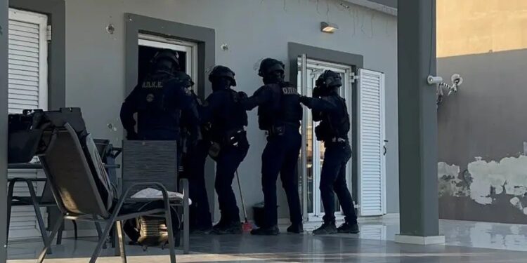 Επιχείρηση στον Ασπρόπυργο για τις ρευματοκλοπές: Είχαν παράνομα 420 μέτρα καλωδίων – 10 συλλήψεις