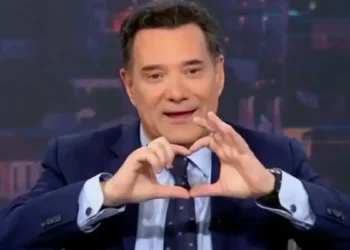 Ο Γεωργιάδης έκανε καρδούλα στη γυναίκα που τον υπερασπίστηκε στο «Γεννηματάς»: «Καταστρέψατε την προπαγάνδα της αριστεράς»