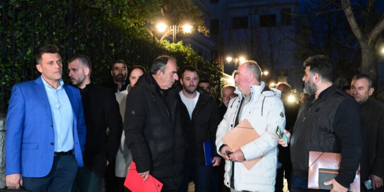 Με συνελεύσεις στα μπλόκα οι αγρότες αποφασίζουν τα επόμενα βήματα – «Απογοητευτική» η συνάντηση με Μητσοτάκη