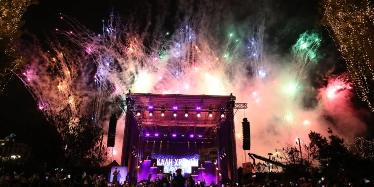 Με πυροτεχνήματα, drones και πολλή μουσική υποδέχθηκε η Ελλάδα το 2026: Δείτε βίντεο και φωτογραφίες