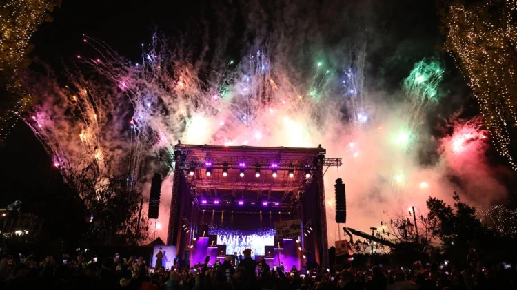 Με πυροτεχνήματα, drones και πολλή μουσική υποδέχθηκε η Ελλάδα το 2026: Δείτε βίντεο και φωτογραφίες