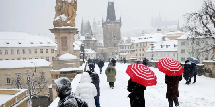 Παραλύουν τα αεροδρόμια σε Βιέννη, Πράγα και Μπρατισλάβα: Χιόνια και παγετός ακυρώνουν πτήσεις