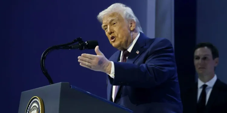 Ο Τραμπ στη σκηνή του Νταβός με μεγάλη μελανιά στο αριστερό του χέρι προκαλεί νέο γύρο φημών για την υγεία του