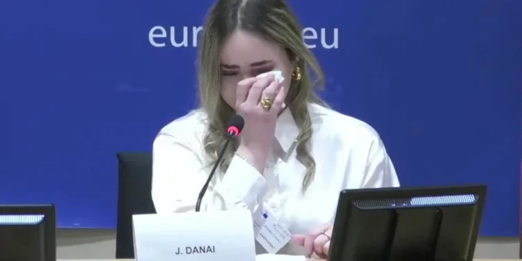 Συγκλόνισε στο Ευρωκοινοβούλιο η 20χρονη κόρη της γυναίκας που δολοφονήθηκε με 17 μαχαιριές στη μέση του δρόμου στο Μενίδι