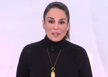 Πένθος στην ΕΡΤ: Η στιγμή που η παρουσιάστρια δακρυσμένη και με τρεμάμενη φωνή ανακοινώνει τον θάνατο του επί χρόνια σκηνοθέτη της