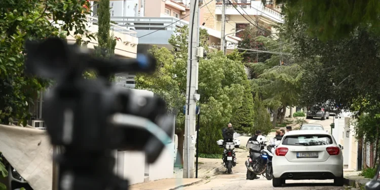 Φονικό στην Γλυφάδα: Κατηγορία για ανθρωποκτονία από πρόθεση στον 46χρονο πατροκτόνο – Παραπέμφθηκε σε ανακριτή