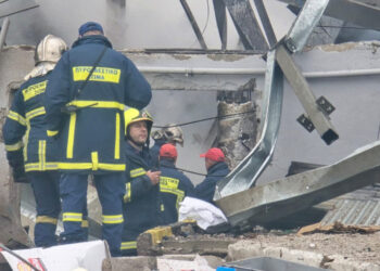 Τρεις γυναίκες νεκρές από τη μεγάλη φωτιά στο εργοστάσιο της Βιολάντα στα Τρίκαλα