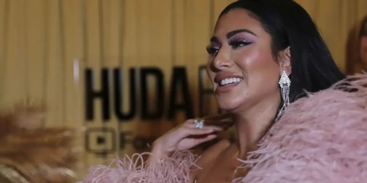 Huda Kattan: Οργή για την ιδρύτρια της Huda Beauty, την κατηγορούν ότι στηρίζει το καθεστώς του Ιράν και καλούν σε μποϊκοτάζ στα προϊόντα της