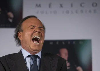 Αλκοόλ, σεξουαλικά τρίο, ανεπιθύμητα αγγίγματα και εξετάσεις για σεξουαλικώς μεταδιδόμενα νοσήματα – Όλες οι καταγγελίες κατά του Χούλιο Ιγκλέσιας