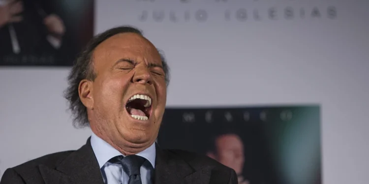 Αλκοόλ, σεξουαλικά τρίο, ανεπιθύμητα αγγίγματα και εξετάσεις για σεξουαλικώς μεταδιδόμενα νοσήματα – Όλες οι καταγγελίες κατά του Χούλιο Ιγκλέσιας