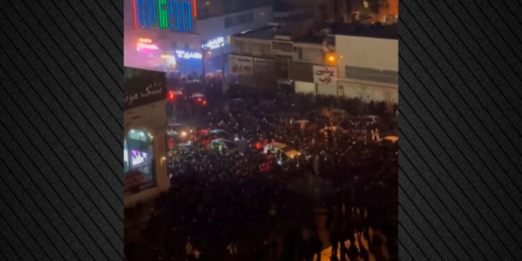 Εκρηκτική η κατάσταση στο Ιράν με μαζικές διαδηλώσεις και επεισόδια, για «πράκτορες των ΗΠΑ και του Ισραήλ» μιλούν τα κρατικά ΜΜΕ