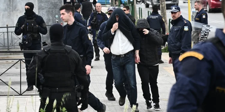 Αναβλήθηκε για το Νοέμβριο η δίκη για την υπόθεση της 12χρονης από τον Κολωνό – Ένταση έξω από το Εφετείο