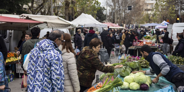 «Δεν πάει άλλο» – Απεργία διαρκείας στις λαϊκές αγορές ανοίγει νέο μέτωπο για την κυβέρνηση