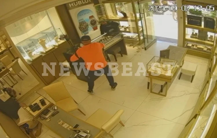 Το βίντεο της ληστείας σε κοσμηματοπωλείο της Χαλκιδικής – Δύο συλλήψεις στο εξωτερικό μελών των «Ροζ Πανθήρων»