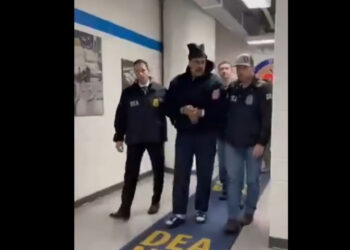 Σιδηροδέσμιος ο Μαδούρο μετά τη σύλληψή του – Του πήραν αποτυπώματα στη Δίωξη ναρκωτικών