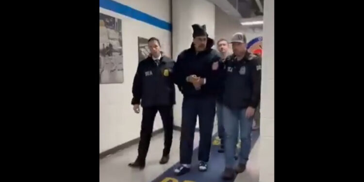 Σιδηροδέσμιος ο Μαδούρο μετά τη σύλληψή του – Του πήραν αποτυπώματα στη Δίωξη ναρκωτικών