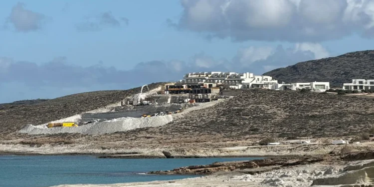 Οικολογικό έγκλημα Νο2 στη Μήλο: Ρίχνουν τόνους μπετόν σε χορτολιβαδική έκταση, χωρίς δρόμο δίπλα στο Σαρακήνικο